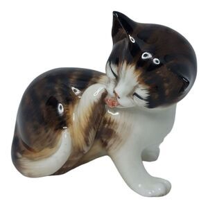 Royal Doulton‎ China Kitten Cleaning Rear Paw Figurine Tabby Cat 2580